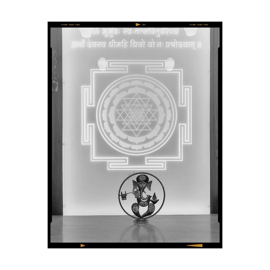 Etched Shree Yantra glass pooja detail
